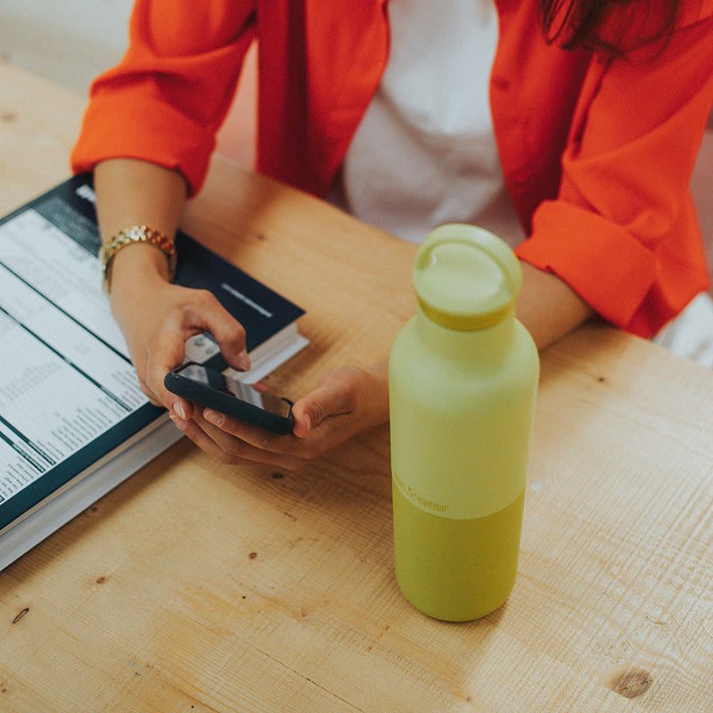 daily-on-the-go-set-n8 20oz_rise_classic_insulated_bottle_acacia_worker_phone_square.jpg