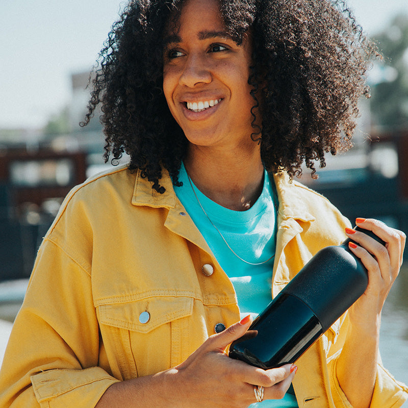 daily-on-the-go-set-n8 20oz_rise_classic_insulated_bottle_black_woman_smile_square.jpg