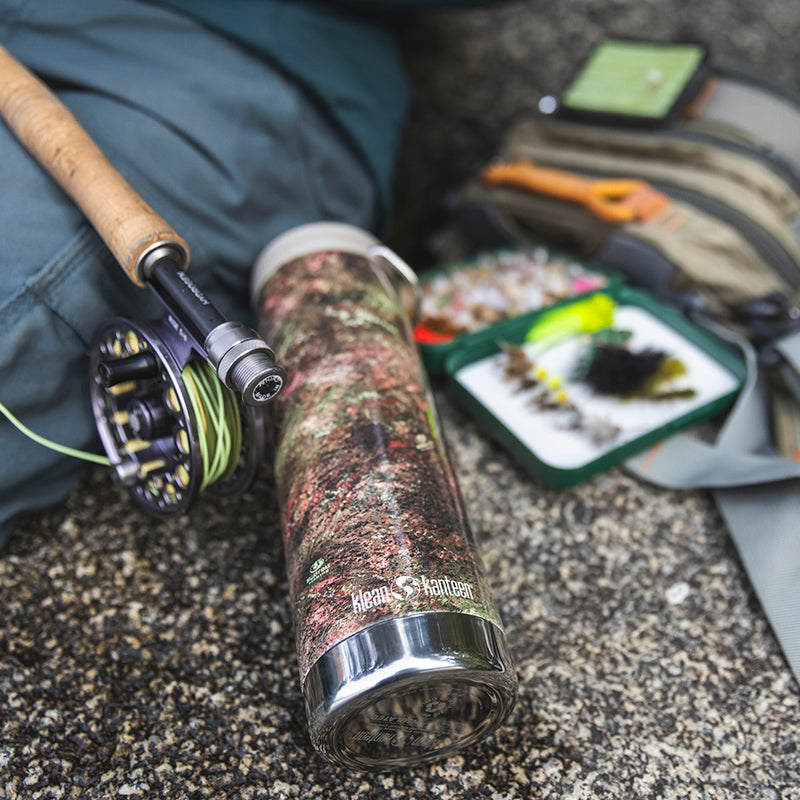 20oz-tkwide-with-cafe-cap-mossy-oak-u0 20oz_tumbler_mossyoak_rainbowtrout_flyfish_top_square.jpg